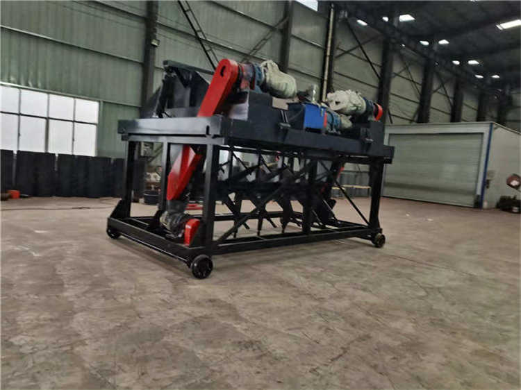 雞糞堆肥發(fā)酵腐熟設(shè)備液壓槽式翻拋機(jī)