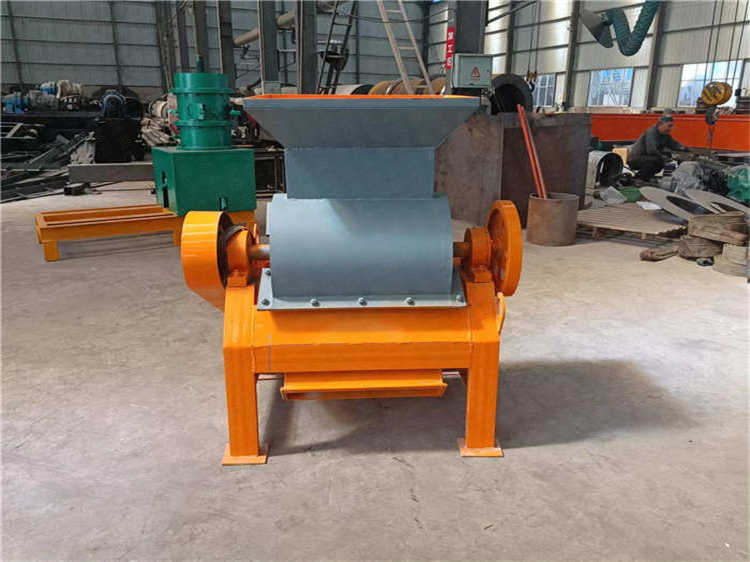 尿素顆粒粉碎機(jī),適用于硬度較大的化肥,化工原料粉碎機(jī)