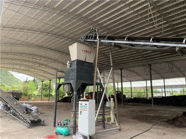 養殖場濕豬糞經過加工成有機肥所使用的整套生產線設備現場