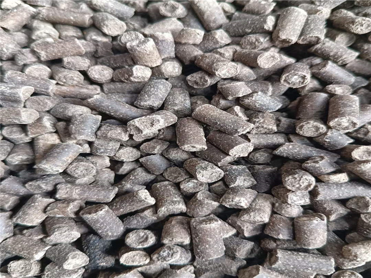 有機肥雞糞平模擠壓造粒機,粉狀物料經過擠壓成型,適用范圍廣,無需烘干