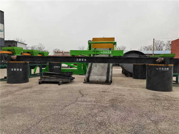 鏈板式深槽發(fā)酵翻拋機(jī),牛糞豬糞好氧除臭翻堆機(jī),定制大跨度污泥處理翻拋設(shè)備